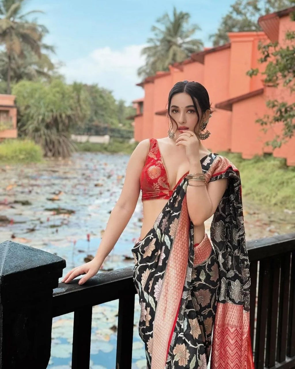 Elegance by the Water: Timeless Saree Beauty Amid Nature’s Charm