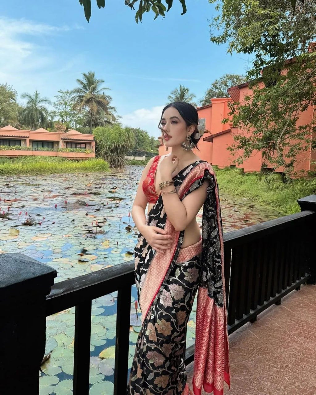 Elegance by the Water: Timeless Saree Beauty Amid Nature’s Charm