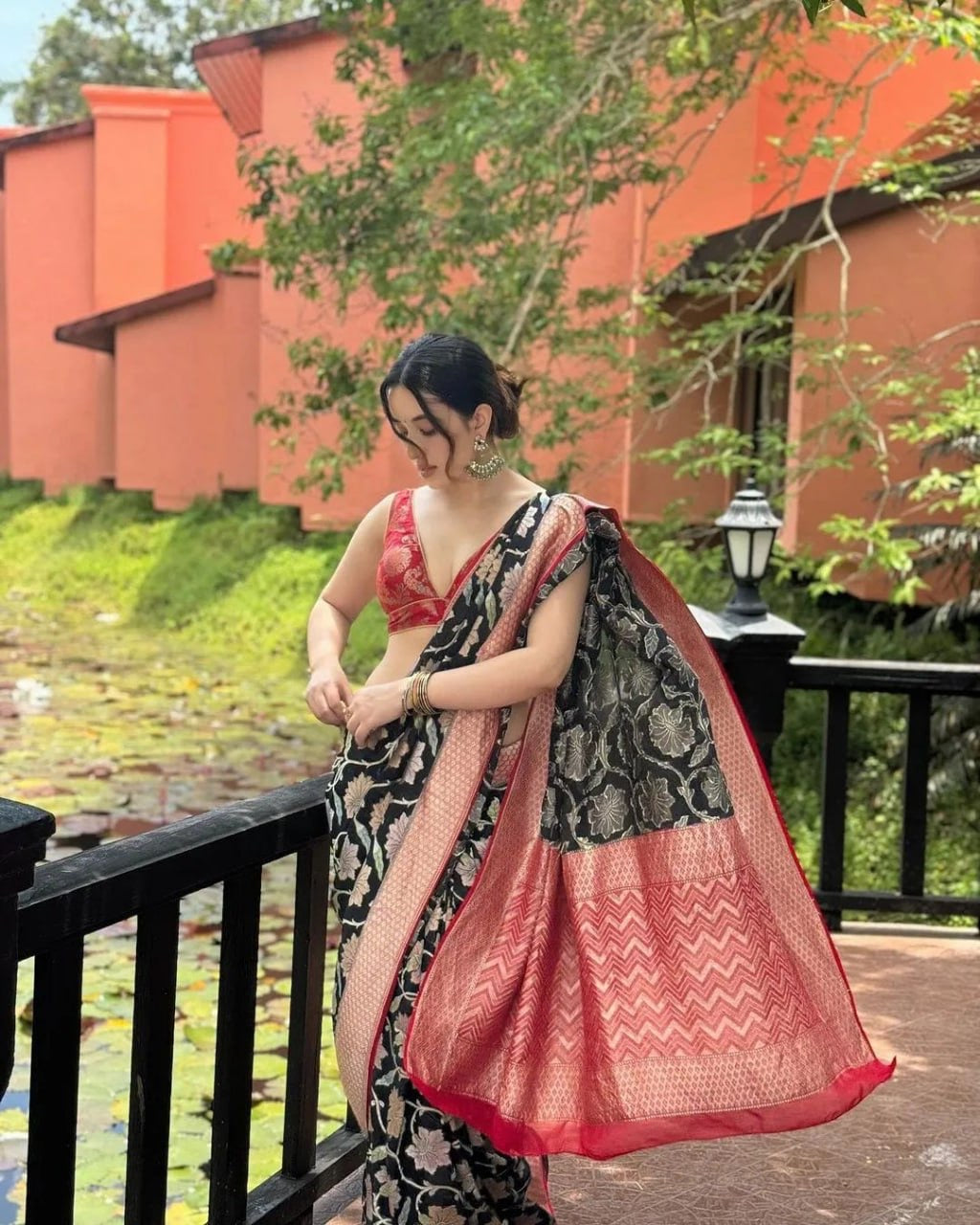 Elegance by the Water: Timeless Saree Beauty Amid Nature’s Charm