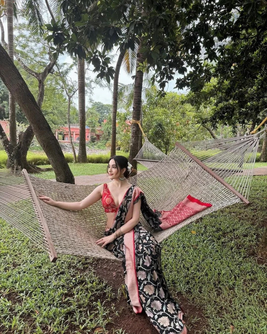 Elegance by the Water: Timeless Saree Beauty Amid Nature’s Charm