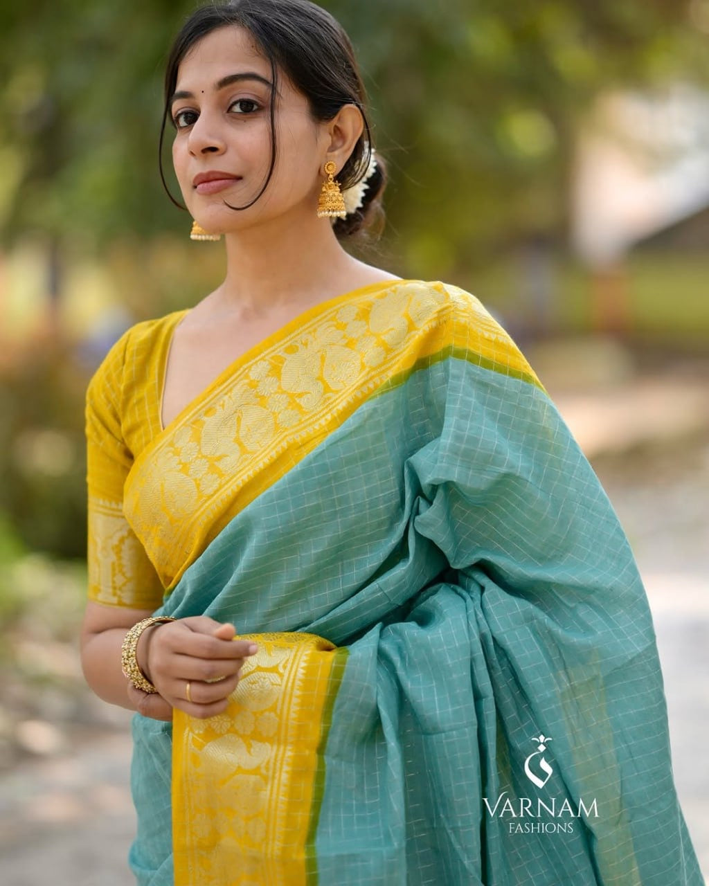 Contrast Border Kanchipuram Silk Saree with Golden Zari