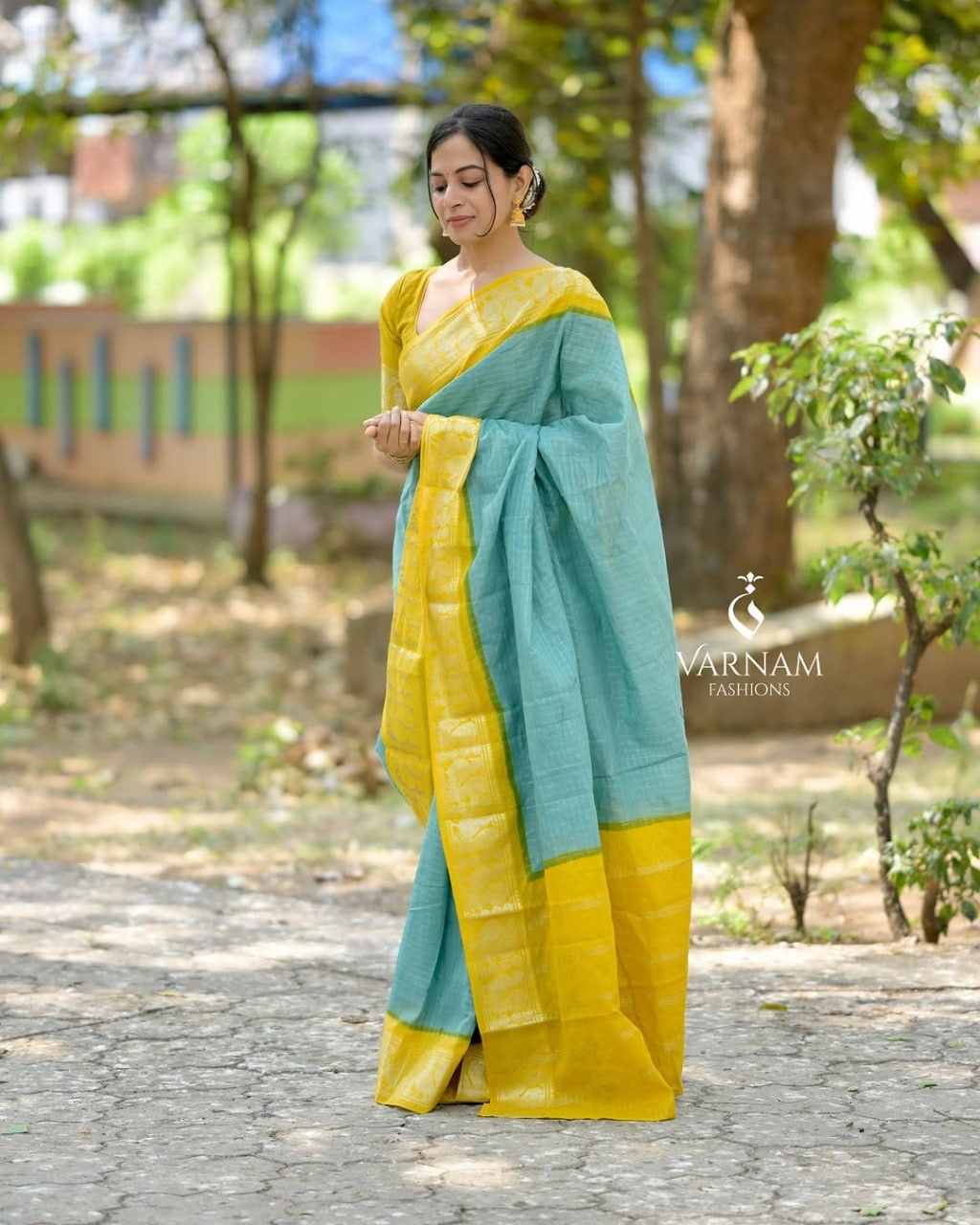 Contrast Border Kanchipuram Silk Saree with Golden Zari