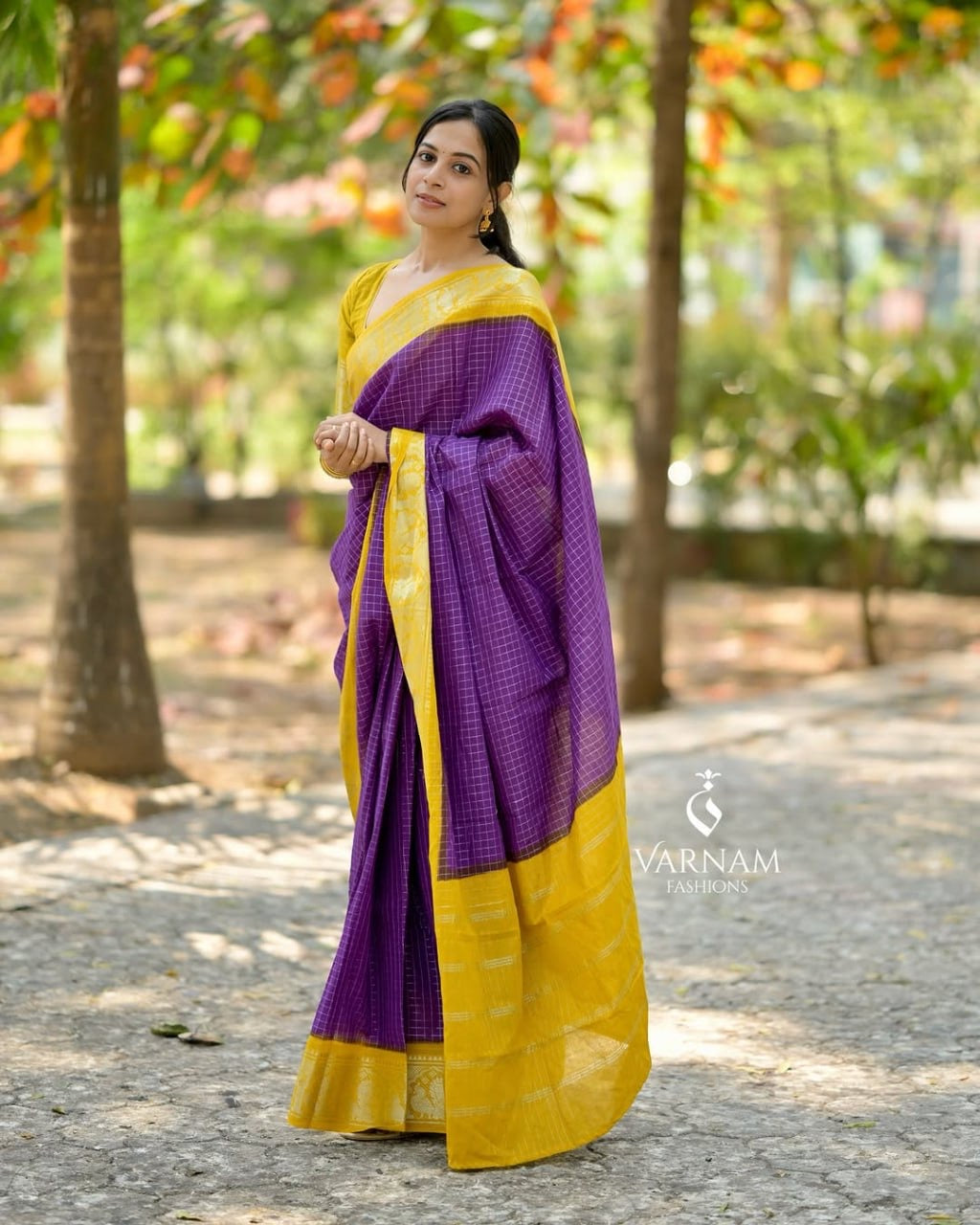 Contrast Border Kanchipuram Silk Saree with Golden Zari