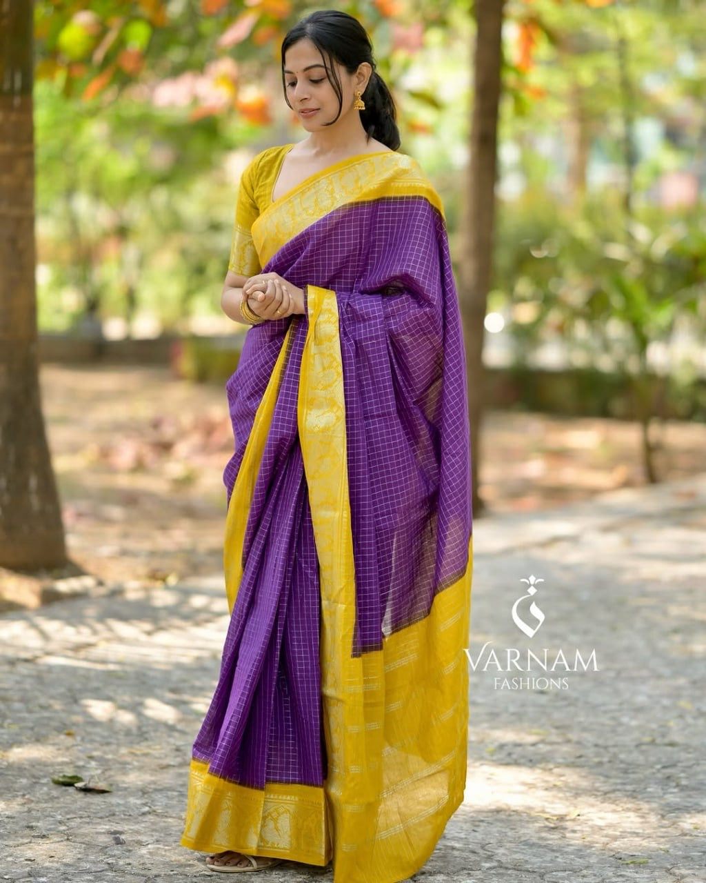 Contrast Border Kanchipuram Silk Saree with Golden Zari