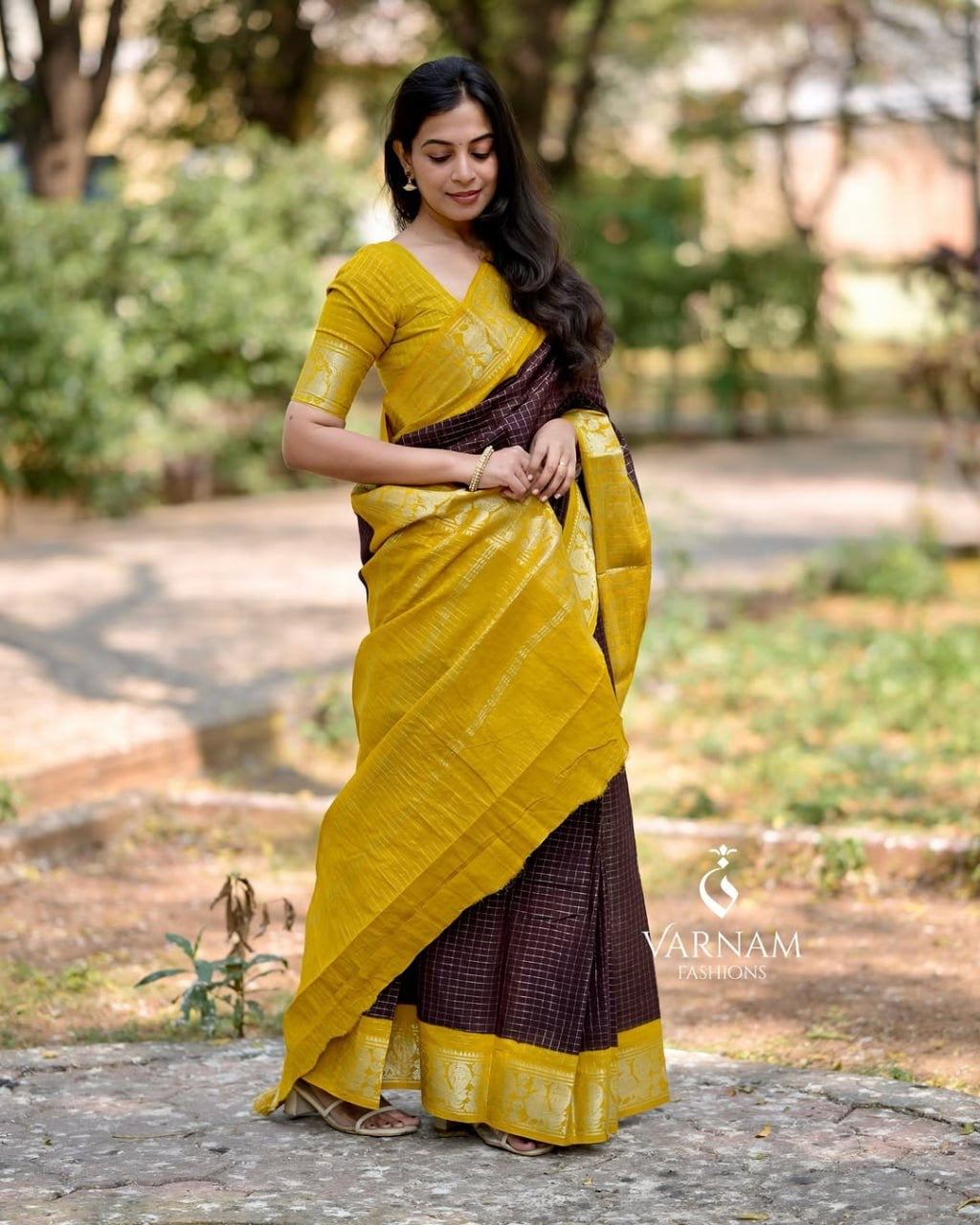 Contrast Border Kanchipuram Silk Saree with Golden Zari