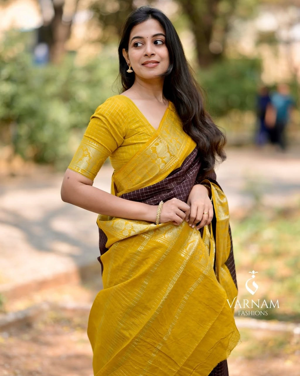 Contrast Border Kanchipuram Silk Saree with Golden Zari