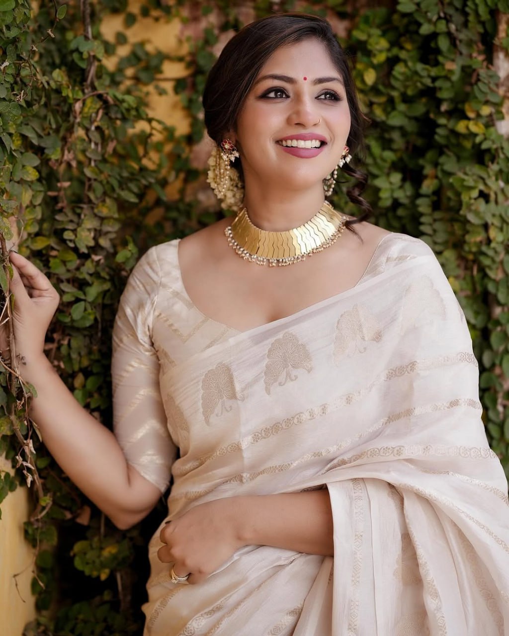Ivory Gold Banarasi Soft Silk Saree – Grace Edition