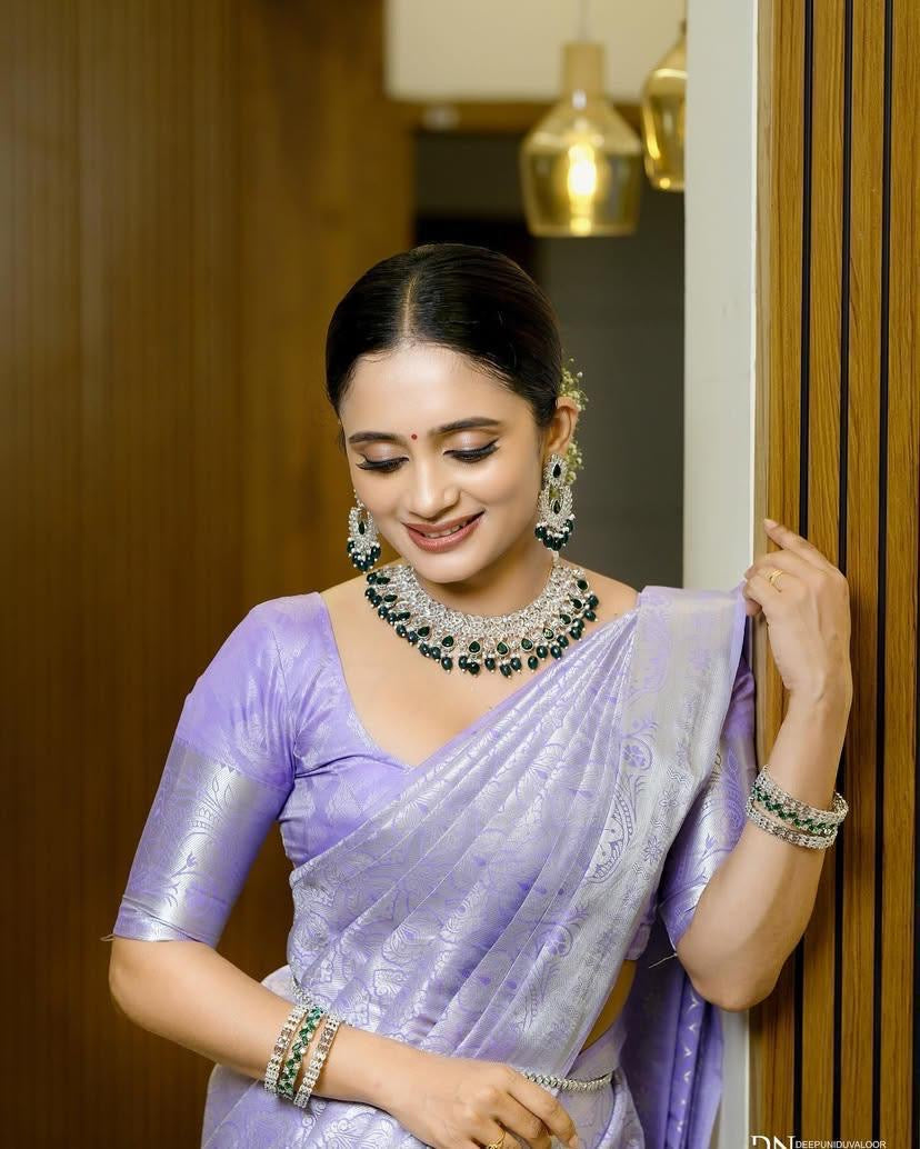 Grace in Lavender: Elegant Saree with Floral Hair Adornment