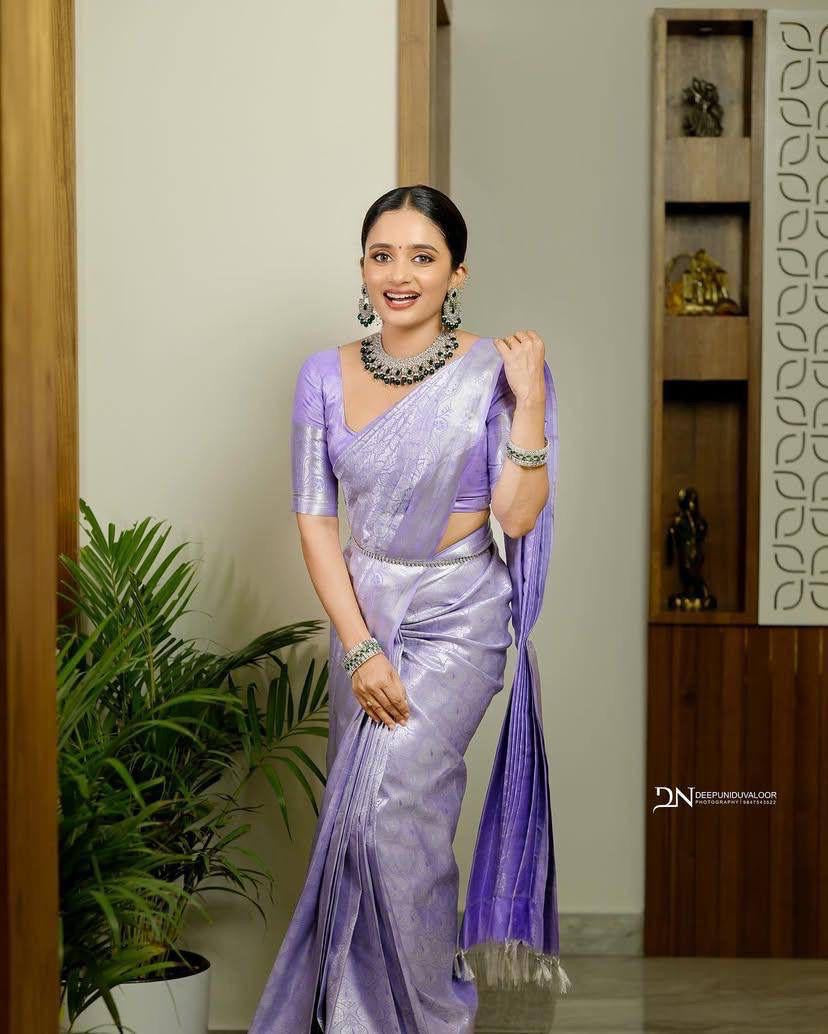 Grace in Lavender: Elegant Saree with Floral Hair Adornment