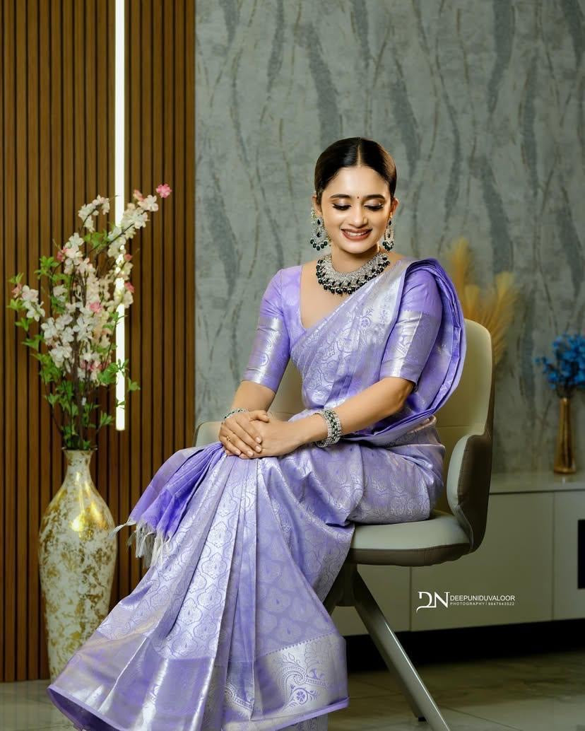 Grace in Lavender: Elegant Saree with Floral Hair Adornment