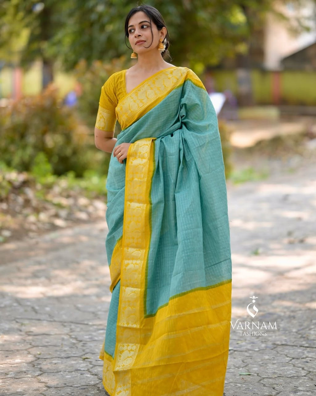 Contrast Border Kanchipuram Silk Saree with Golden Zari