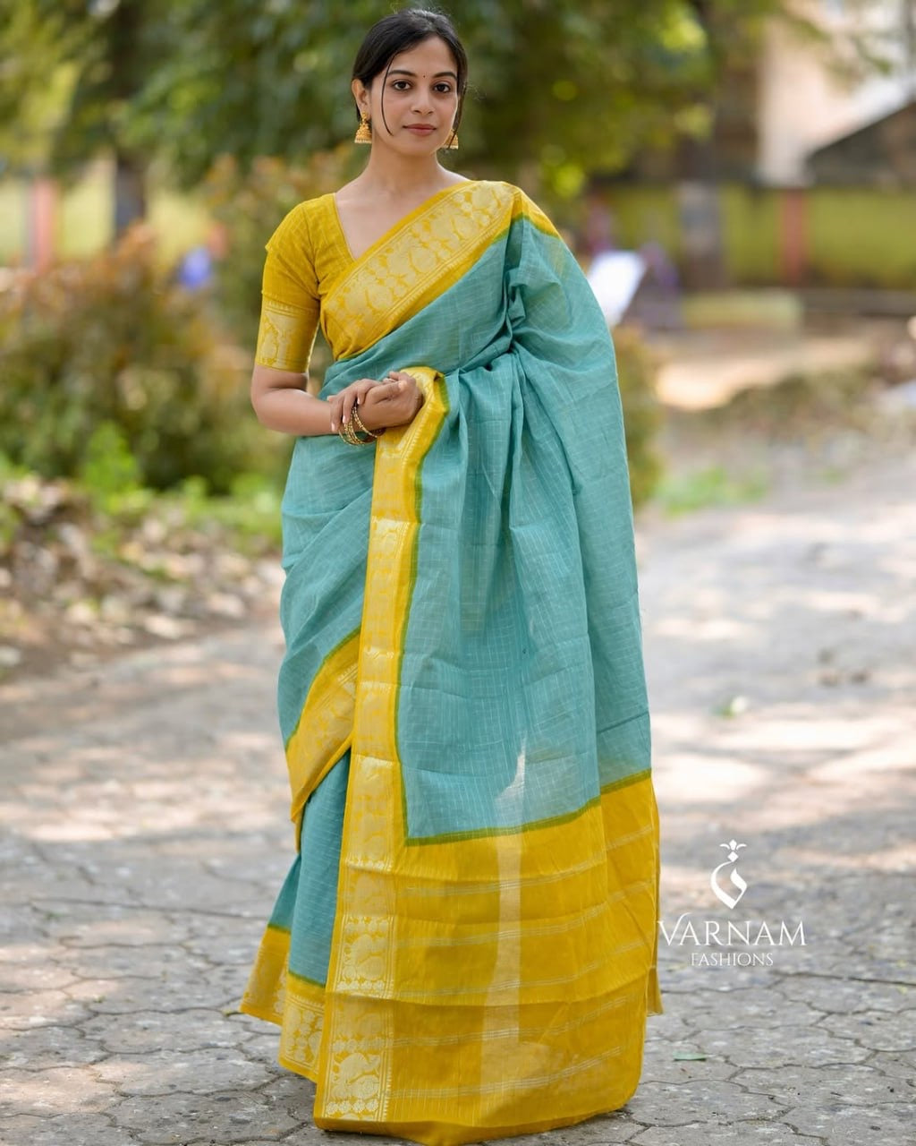 Contrast Border Kanchipuram Silk Saree with Golden Zari